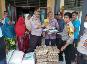 Bantu Warga di Tengah Pandemi Covid 19, Polsek Tapung Bagikan Sembako Kedapa Warga Kurang Mampu