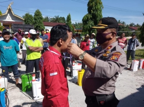 Polsek Tapung Rutin Lakukan Penyemprotan Desinfektan Difasum Untuk Cegah Penyebaran Covid 19
