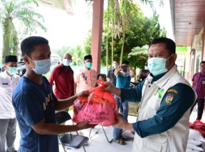 Bupati Kampar serahkan sembako di Kecamatan Rumbio Jaya