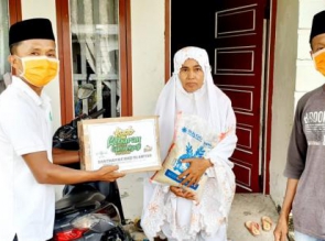PW RMI-NU Riau Serahkan Kado Lebaran Untuk Para Guru Ngaji. 