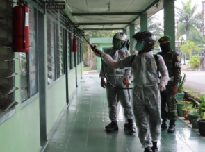 ANTISIVASI PENYEBARAN VIRUS COVID - 19, KODIM 0313/KPR STERILISASI KAN BANGUNAN DAN ANGGOTA