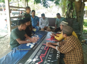 MENSUKSESKAN TMMD KE 105 KODIM 0313/KPR BABINSA SEMANGAT BANGUN KOMSOS DENGAN WARGA