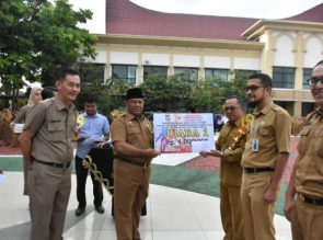 Apel Gabungan , Bupati Kampar Serahkan Piala pemenang Pertandingan Hari Jadi Kampar ke 70.