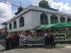 Polsek Lima Puluh Lksanakan Kegiatan Bersih Bersih Rumah Ibadah.