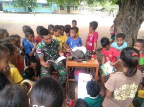 Satgas Pamtas RI-RDTL Yonif 132/BS Memberi Pelajaran Tambahan di Luar Kelas