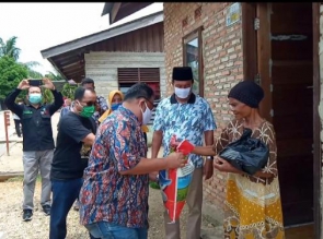 Kejari Kampar Bagikan Sembako Kepada Anak Yatim dan Lansia Terdampak Covid-19