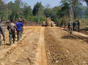 HARI PERTAMA TMMD KE 105, SATGAS DAN WARGA KERJAKAN SASARAN