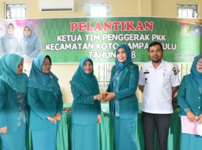 Nuraini Azis Lantik Ketua PKK Kecamatan Koto Kampar Hulu.