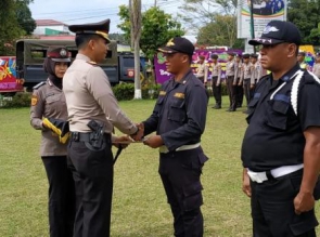 Kapolres Kampar Beri Penghargaan 2 Anggota Satpam pada Upacara HUT Satpam ke-38 tahun 2018