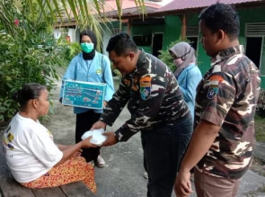 Lagi - Lagi GM FKPPI 0402-07 Bangkinang Kota Bagi Takjil Kepada Masyarakat Disaat Akan Berbuka Puasa