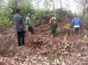 Antisipasi Karhutla, Babinsa Lakukan Patroli Terpadu, Dalam Rangka TMMD Ke 105 KODIM 0313/KPR