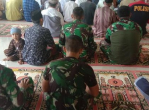 SATGAS TMMD KE 105 LAKSANAKAN SHOLAT JUMAT BERSAMA DENGAN MASYARAKAT BALUNG