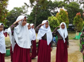 BABINSA KORAMIL 12/XIII KOTO KAMPAR BERI PELATIHAN PBB DAN WASBANG KEPADA MURID SD 