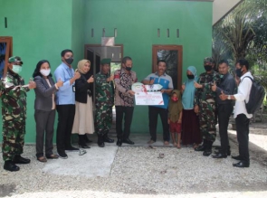 Pekerjaan Bedah RTLH Rampung, Kasdim 0313/KPR Dampingi Pinca BNI Bangkinang Serahkan 2 Kunci Secara 