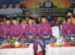 Hadir Pembukaan MTQ, Bupati Kampar Tandatangan Prasasti MTQ Ke-36 Provinsi Riau