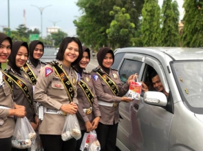 Polwan Polres Kampar Bagikan Takjil dan Nasi Bungkus untuk Warga dan Pengendara yang Tertib