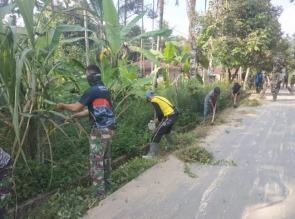 JALIN KERJASAMA, SATGAS TMMD KE 105 GELAR GOTONG ROYONG BERSAMA WARGA