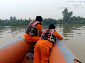 MOATAN JATUH DARI SAMPAN SAAT HENDAK MENCARI IKAN DI SUNGAI 