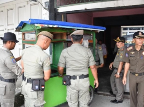 Satpol PP Bongkar Bangunan Yang Tak Sesuai Aturan