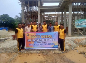Satlantas Polres Kampar Gelar Bakti Sosial, Sumbang Material dan Goro di Masjid