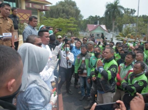 Cegah Penyebaran Covid 19, DPRD Riau Bagikan Hand Sanitizer Ke Pengemudi Ojek Online