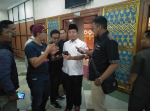 H.Syafaruddin Poti Pertanyakan Plakat DPRD Riau, Hanya Bergambar Istana Siak 