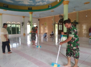 BABINSA RAMIL 12/XIII KOTO KAMPAR DAN WARGA GOTONG ROYONG BERSIHKAN MASJID