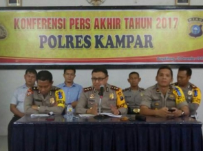 Konferensi Pers Tutup Tahun 2017, Kapolres Kampar Sampaikan Penurunan Angka Kriminalitas