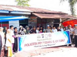 Senyum bahagia Nenek Pencari Barang Bekas saat Disambangi Tim Jumat Barokah Polresta Pekanbaru