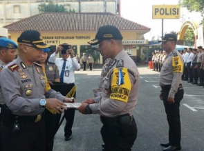 Polresta Pekanbaru gelar upacara kenaikan pangkat dan beri penghargaan personel yang beprestasi.