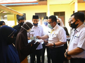 Bupati Kampar Serahkan BLT-DD ke masyarakat Desa Sungai Tarap