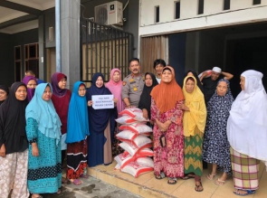 Bantu Warga Dampak Pandemi Covid 19, Polsek Tapung Bersama Bhayangkari Bagikan Sembako