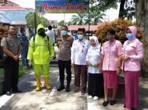 Cegah Penyebaran Covid-19, Polres Kampar Bersama Dinkes Lakukan Desinfeksi di Area Pelayanan Publik