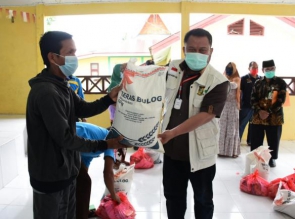 Bupati Catur Serahkan 5,59 Ton Beras dan 559 Paket di Kecamatan Tapung