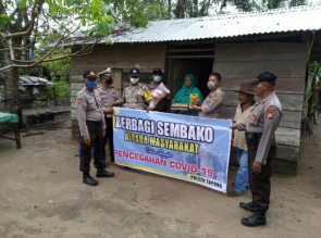 Polsek Tapung Bagikan Sembako Ditiga Desa, Kepada Warga Kurang Mampu Terdampak Covid 19