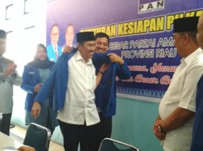 Syamsuar Resmi Jadi Kader PAN, Setelah di Pasangkan Jas PAN