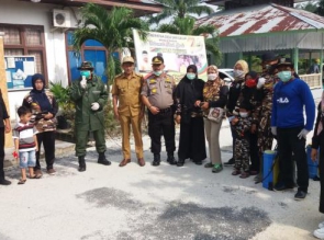 Polsek Tapung Bersama Instansi dan Korporasi Lakukan Penyemprotan Desinfektan Dilima Desa