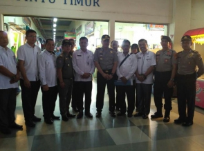 Kapolres Kampar dan Dinas Ketahanan Pangan Lakukan Operasi Pasar Jelang Akhir Tahun
