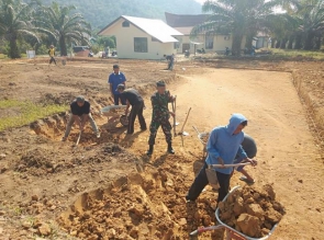 TURUT MENDUKUNG TMMD BABINSA BERSAMA WARGA GOTONG ROYONG PERBAIKAN JALAN DESA