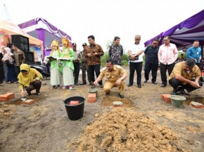 Wabup Kampar Catur Sugeng Susanto Lakukan Peletakan Batu Pertama Rumah Bersubsidi