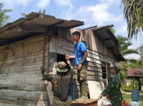 ANGGOTA SATGAS TMMD KE 105, BANTU SANTRI  RUBUHKAN BANGUNAN PONDOK 