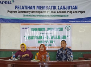 Belajar Membatik, Puluhan Ibu PKK Antusias