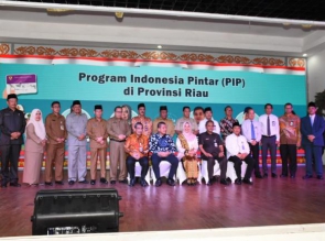 Penyerahan Program Indonesia Pintar, Sampai Tahap III pelajar Kampar Terima sebanyak 9.319 