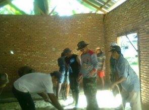 TMMD KE 105 KODIM 0313/KPR BABINSA BANTU WARGA GOTONG ROYONG BANGUN RUMAH WARGA BINAAN