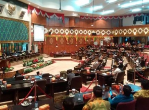 Sakit Kaki, Plt Gubernur Riau Batal Bacakan LKPJ di Dewan