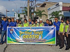 Polantas Polresta Pekanbaru On The Road Berbagi Takjil Gratis