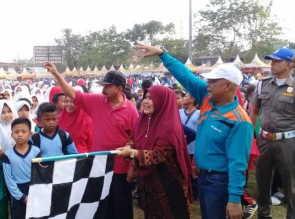 Ribuan Pelajar Ramaikan Gerak Jalan dalam Rangka Gebyar Pendidikan dan Kebudayaan