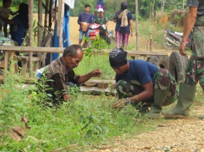 SATGAS TMMD KE 105 KODIM 0313/KPR GELAR PENANAMAN POHON BERSAMA WARGA