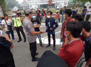 Memburuknya Kualitas Udara Saat ini, Polres Kampar Bagikan Ribuan Masker Untuk Masyarakat