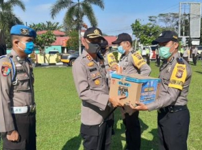 Polres Kampar Bagikan 300 Paket Sembako, Benih Ikan dan Bibit Tanaman Dalam Rangka Bakti Sosial 